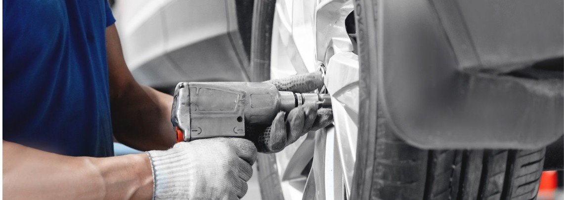 A man fix the Car tire